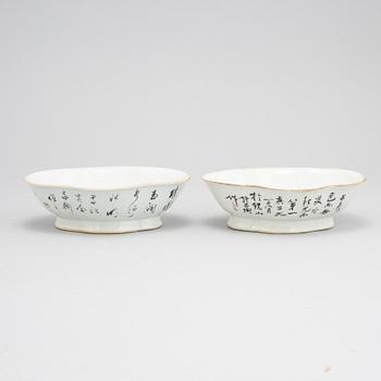 A pair of Chinese bowls, 20th Century.