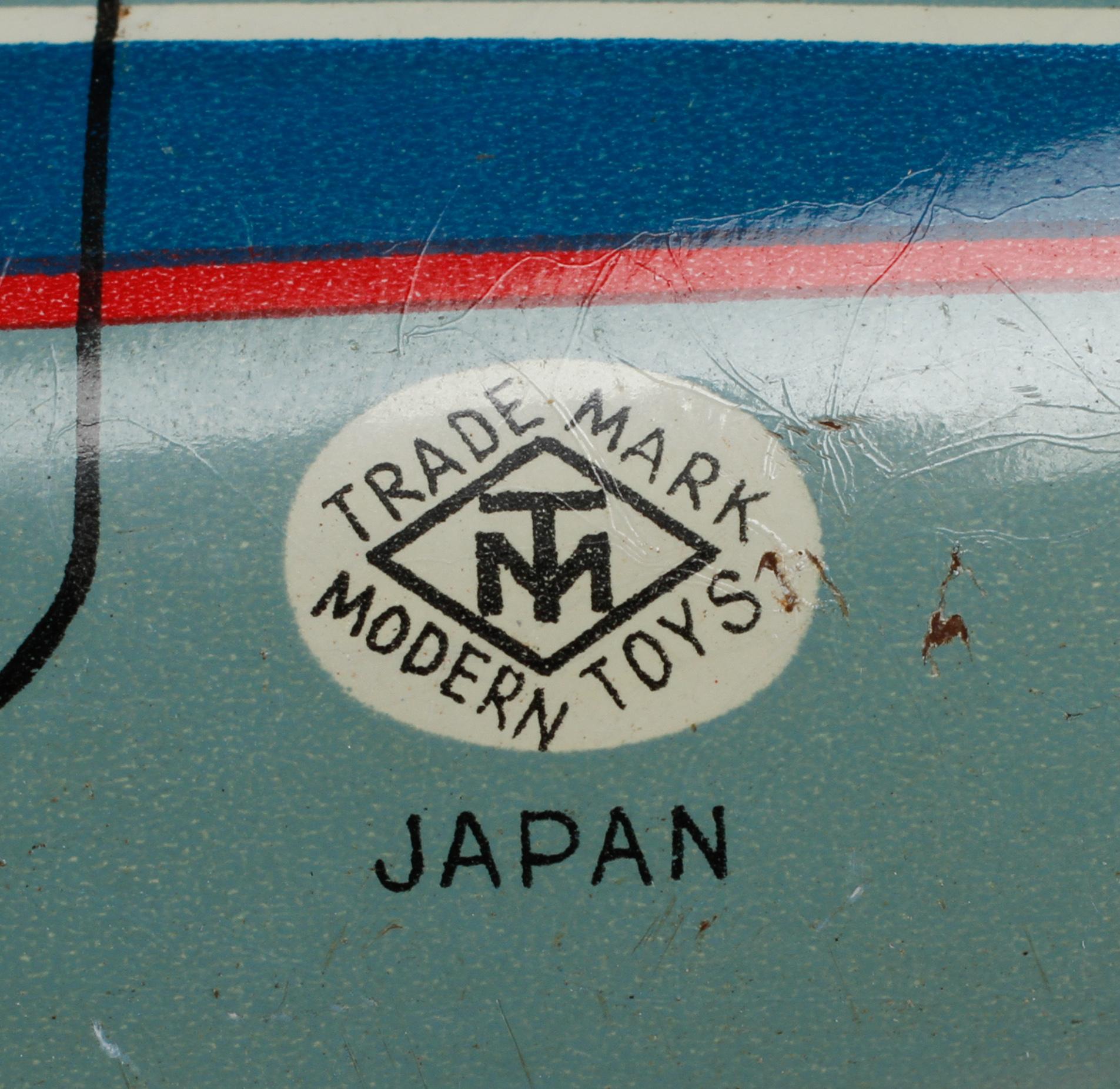 FLYGPLAN samt BIL, litograferad plåt, Modern Toys och Bandai, Japan, 1900-tal.