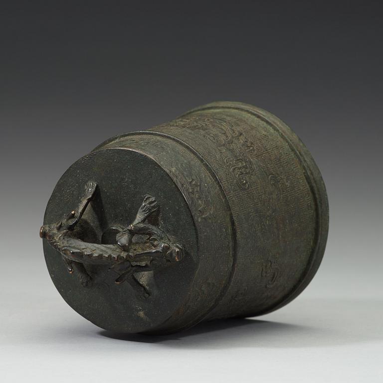 An archaistic bronze bell, late Ming dynasty (1368-1643).