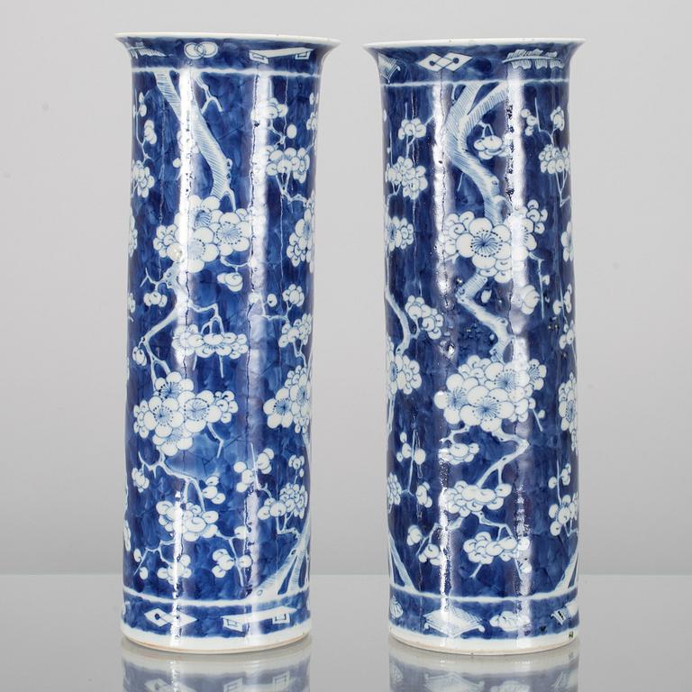 VASER, ett par, porslin, Kina, Kangxi (1662-1722).