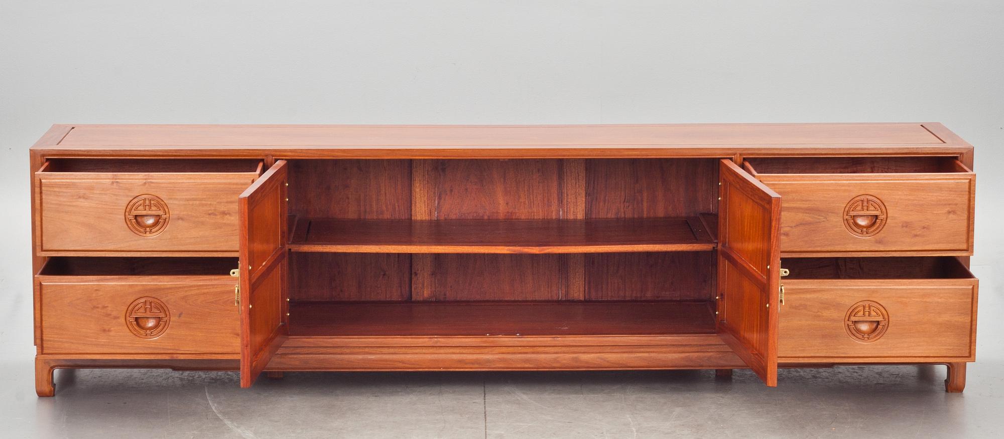 SIDEBOARD. Tillverkad i Kina för DUX.