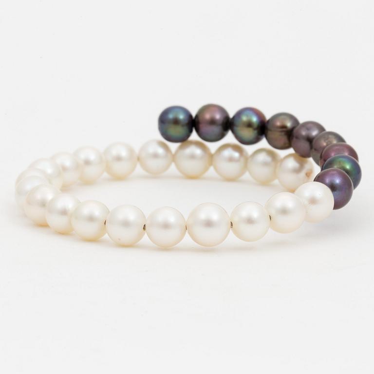 A bracelet of cultured pearls.