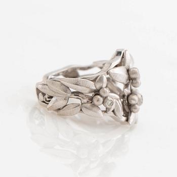 Ole Lynggaard, ring, "Spring", 18K vitguld med runda briljantslipade diamanter.