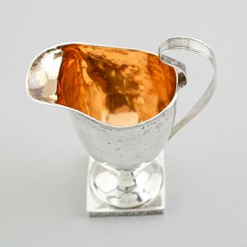 GRÄDDKANNA, silver, otydliga svenska stämplar, 1809. Vikt ca 131 gram.