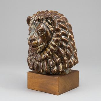 GUNNAR NYLUND, a stoneware sculpture of a lion's head, Rörstrand, Sweden, mid 20th century.