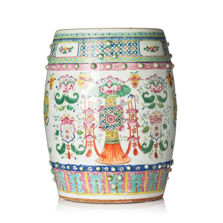 A famille rose garden seat, Qing dynasty, 19th century.