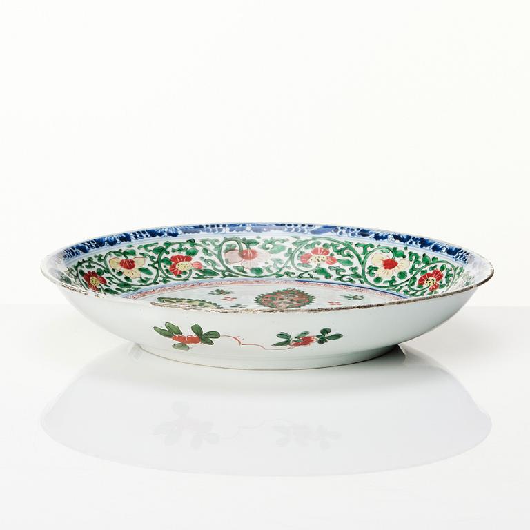 A large Chinese famille verte dish, Qing dynasty, Kangxi (1662-1722).
