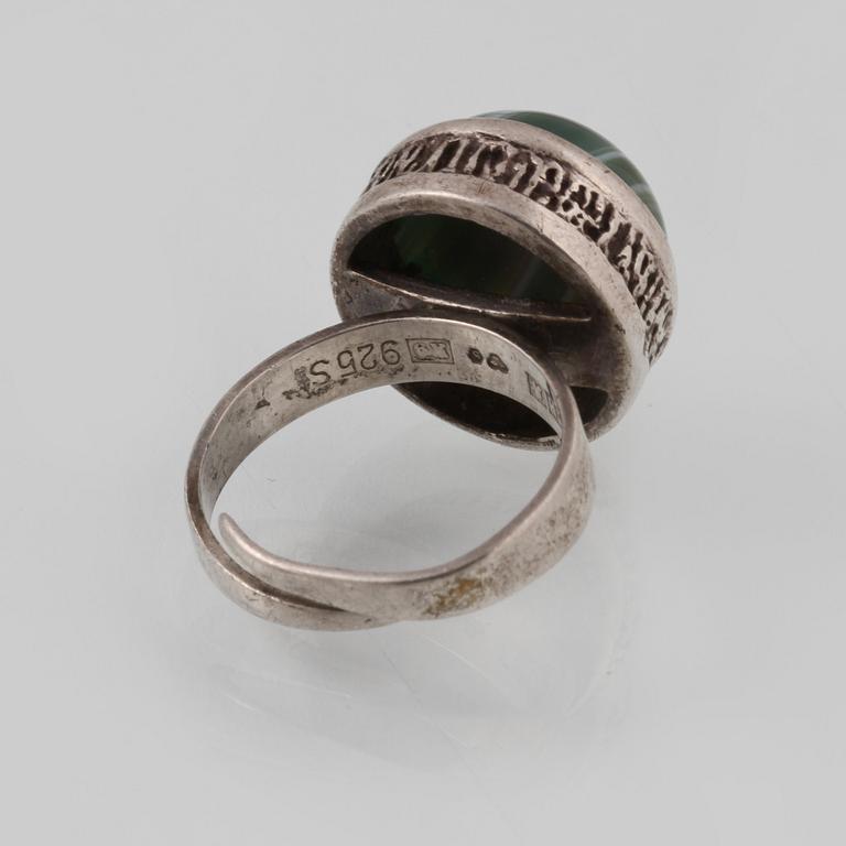 COLLIER SAMT RING, silver med cabochonslipad agat samt krysopras. Vikt 39,8 gram.