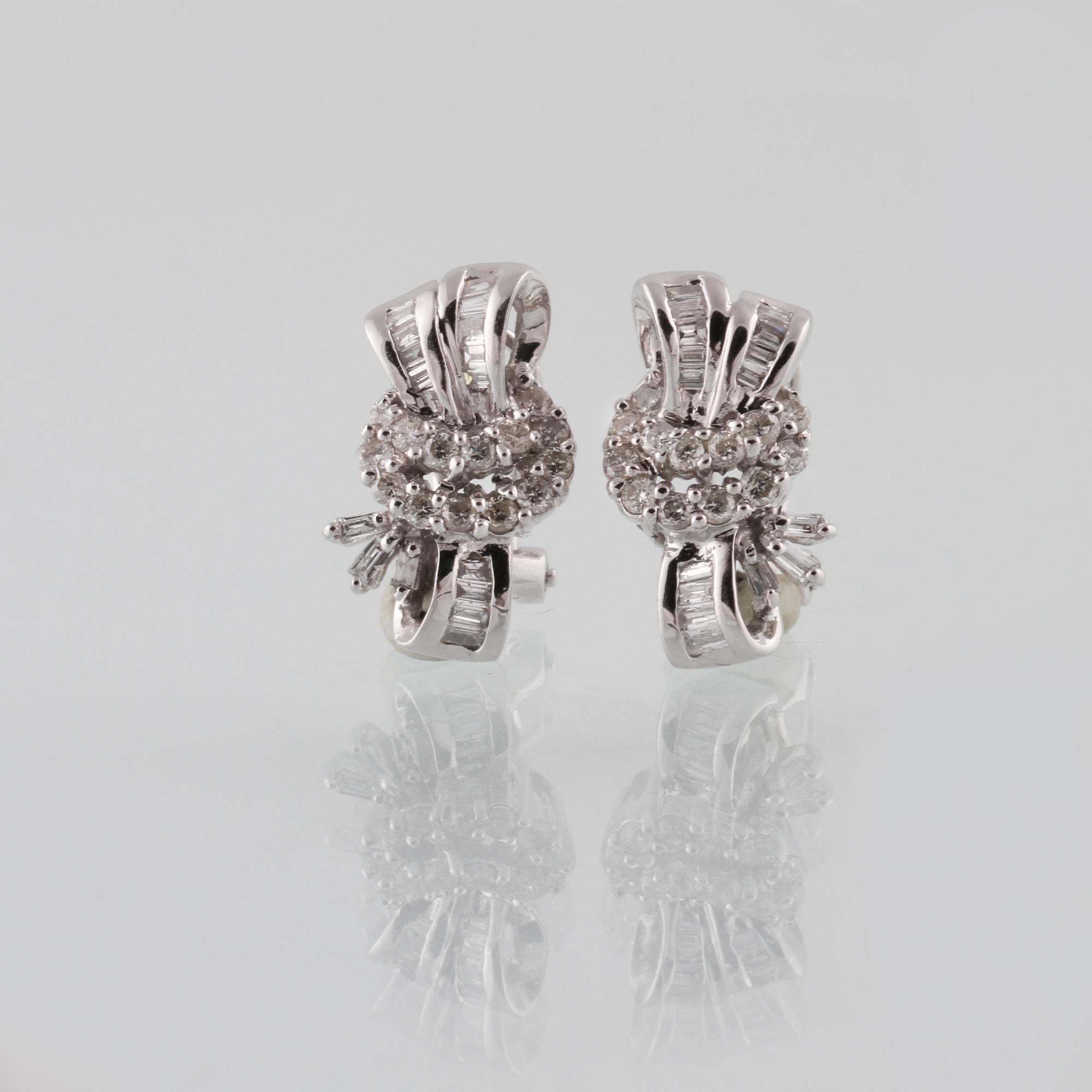 ÖRHÄNGEN, 14K vitguld med briljant och baguettslipade diamanter ca 1.50 ct. Vikt 5,3 gram.