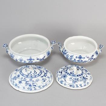 TERRINER med LOCK, 2 st, porslin. "Lökmönstret", Meissen, Tyskland, 1900-tal.