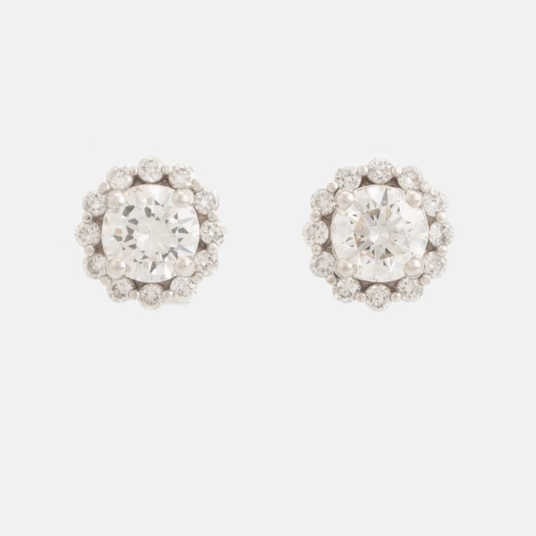 Örhängen med briljantslipade diamanter, totalt ca 0,82 ct.