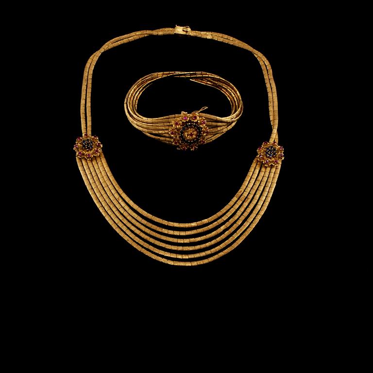 COLLIER samt ARMBAND, 18k guld, med fasettslipade rosa och blå safirer, Vicenza, Italien, 1960-tal. Vikt 123 g.