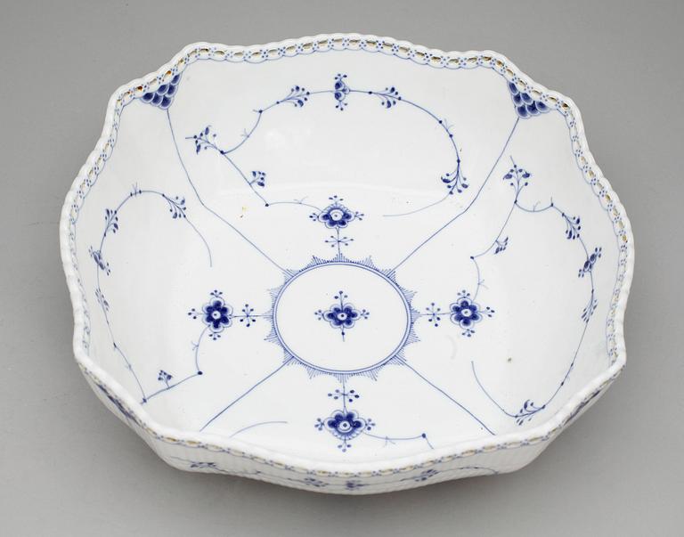 SKÅL samt TALLRIKAR, 12 st, porslin "Musselmalet" Royal Copenhagen, 1900-talets mitt.