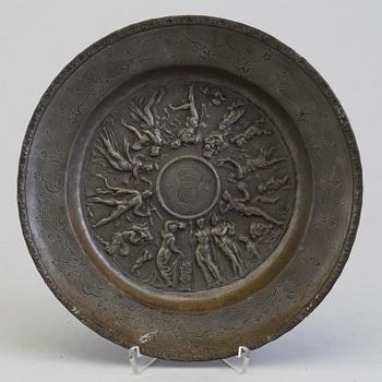 AN 18TH CENTURY PEWTER PLATE.