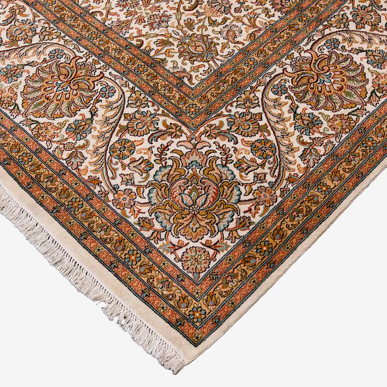 Matta, Kashmir, silkkiä, noin 312 x 425 cm.