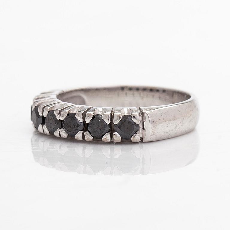 Ring, 14K vitguld med svarta briljantslipade diamanter, finska stämplar 2015.