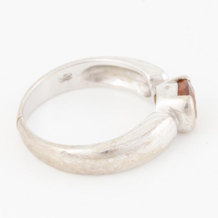 Ring 18K white gold with yellow sapphire.