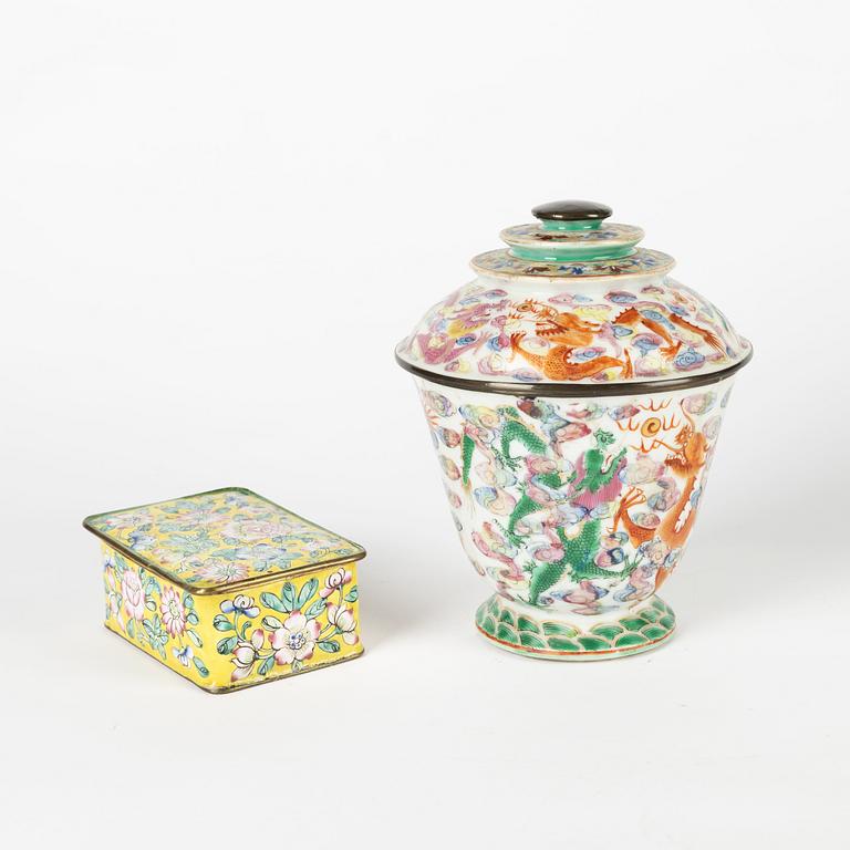 Two porcelain dishes and a jar with cover. An enamel on copper coaster and cigarette case. China, late Qingdynasty/20th.