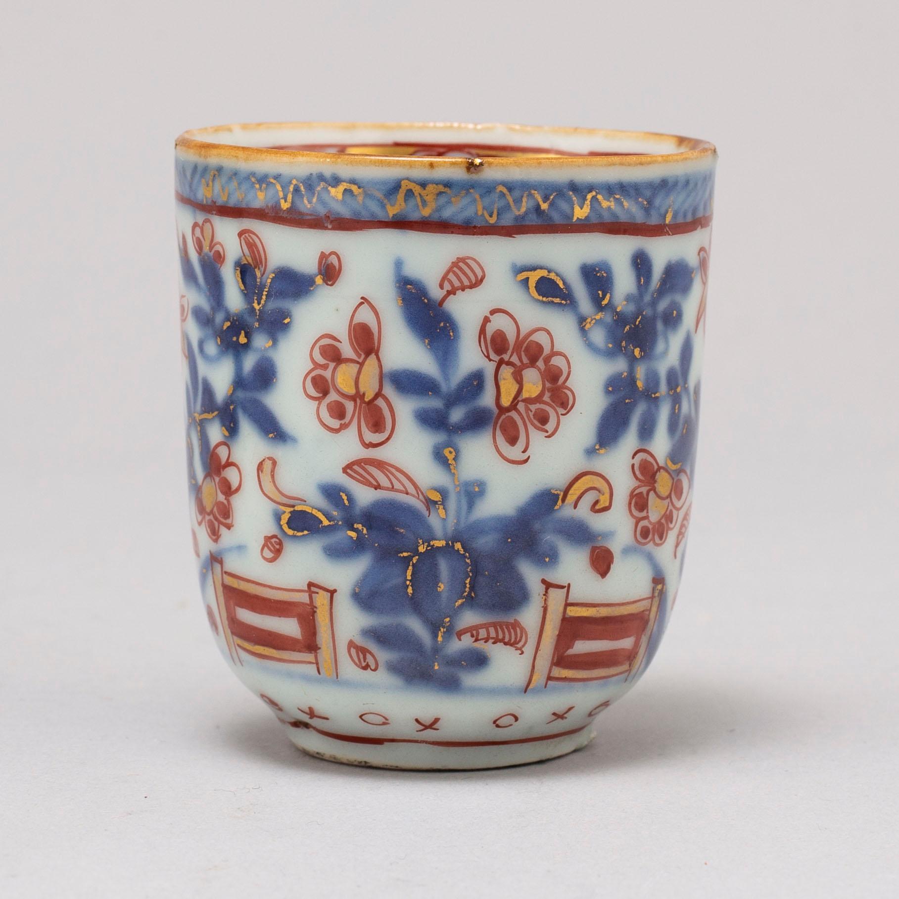 KOPPAR, fem (4+1) stycken, kompaniporslin. Qingdynastin, Qianlong (1736-95).