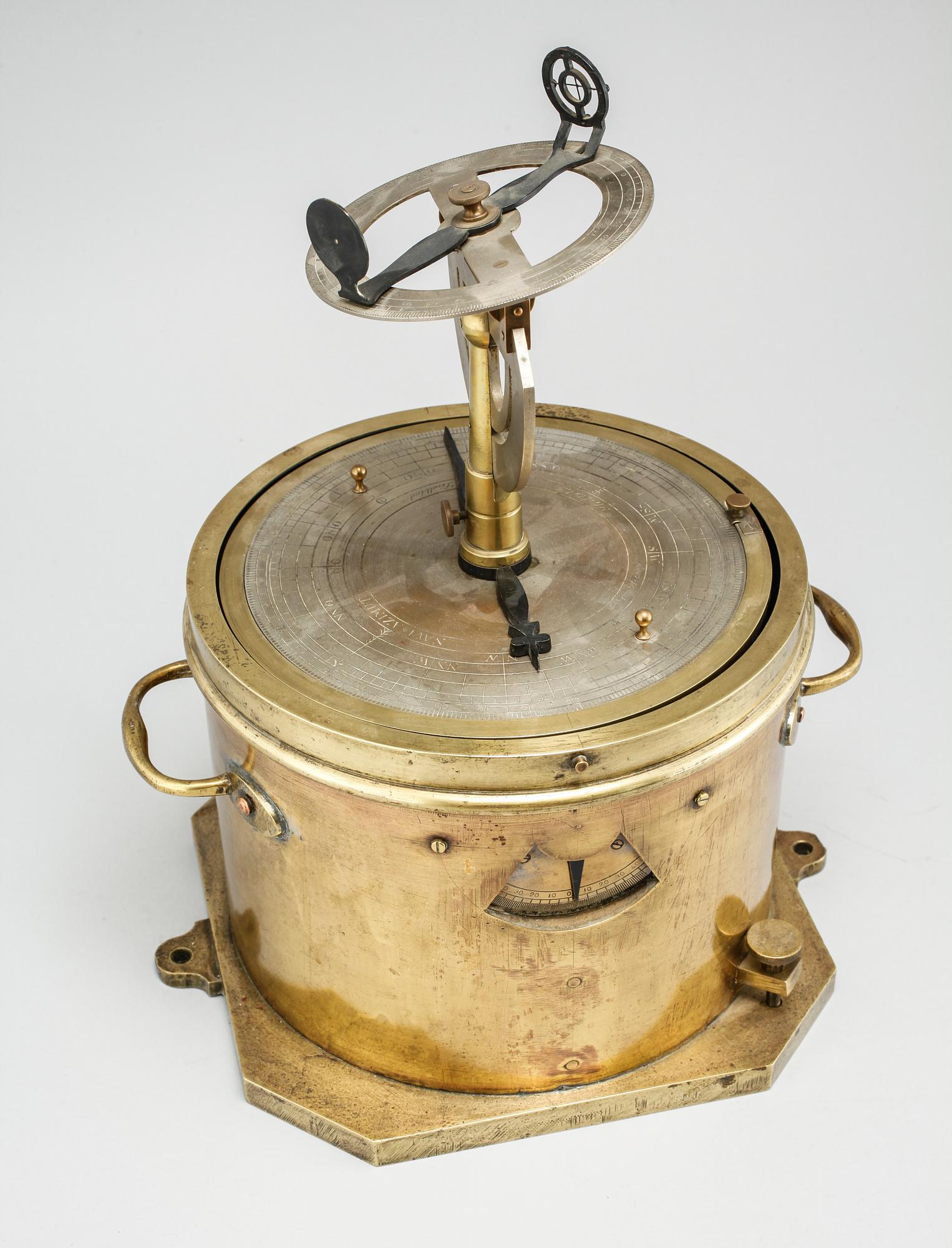 A nautical instrument named "Navisazimut" from A Lindblad and FW Gleerup in Stockholm, made around 1900.