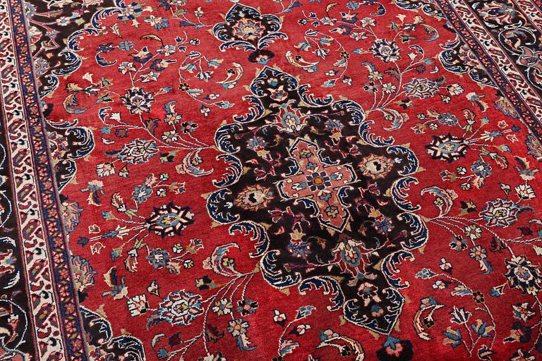 A Kashan carpet, c. 285 x 202 cm.