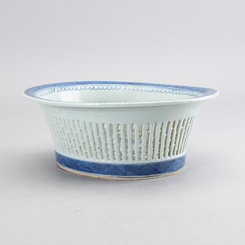 CHESTNUT BASKET, Porcelain, Qing dynasty, Jiaqing (1796-1820).