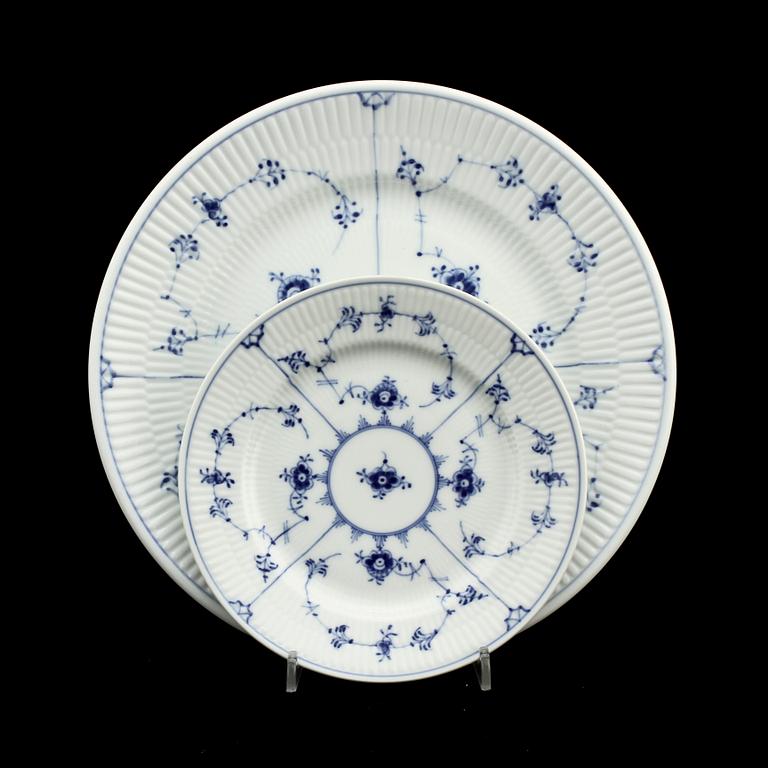 TALLRIKAR, 18 st, porslin, "Musselmalet Riflet", Royal Copenhagen, 1900-tal.