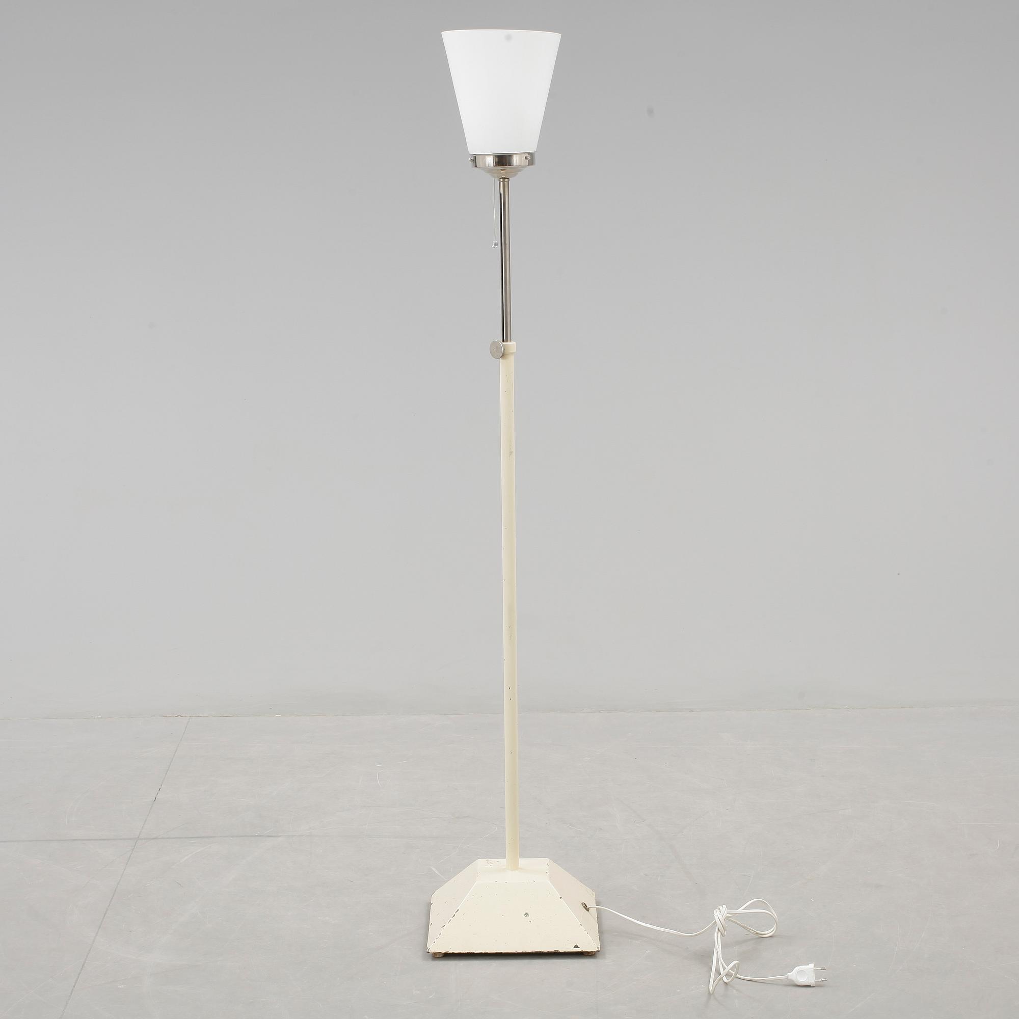 GOLVLAMPA, Stille, 1900-talets första hälft.