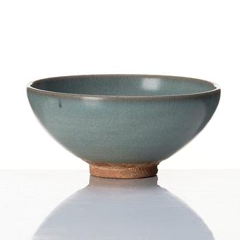 A Junyao purple-splashed blue glazed bowl. Song/Yuan dynasty.