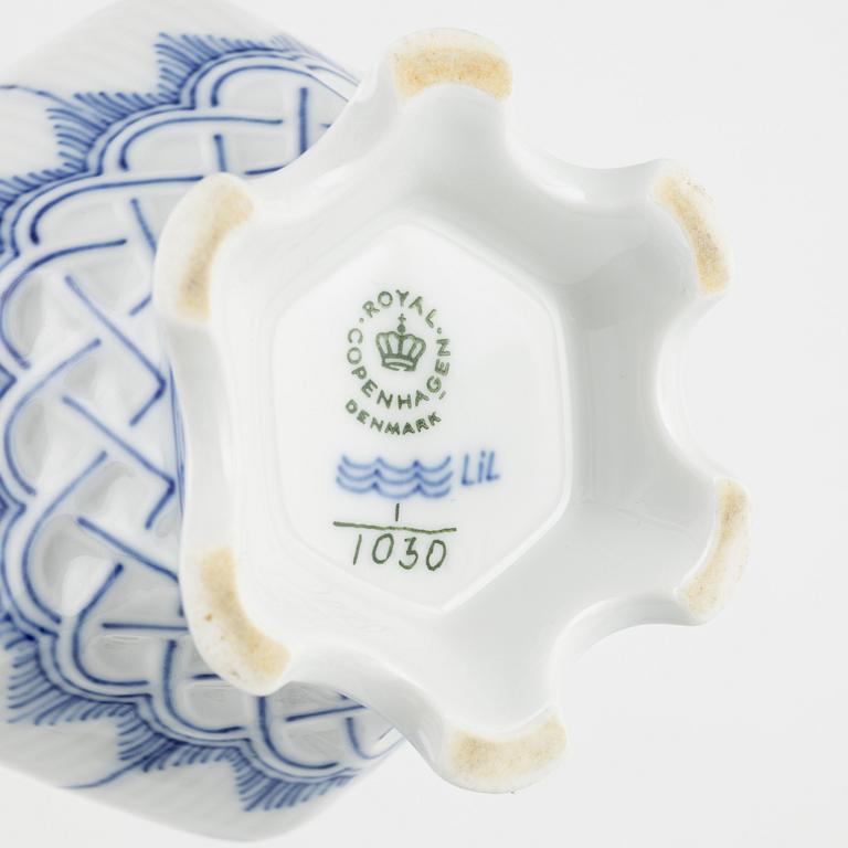 Royal Copenhagen, 4 porcelain pieces of 'Musselmalet', Denmark.