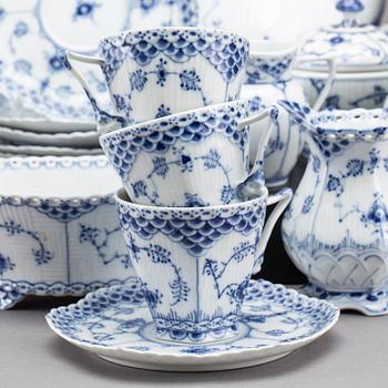 SERVISDELAR, Musselmalet, halvblond resp. helblond, Royal Copenhagen, ca 29 delar.