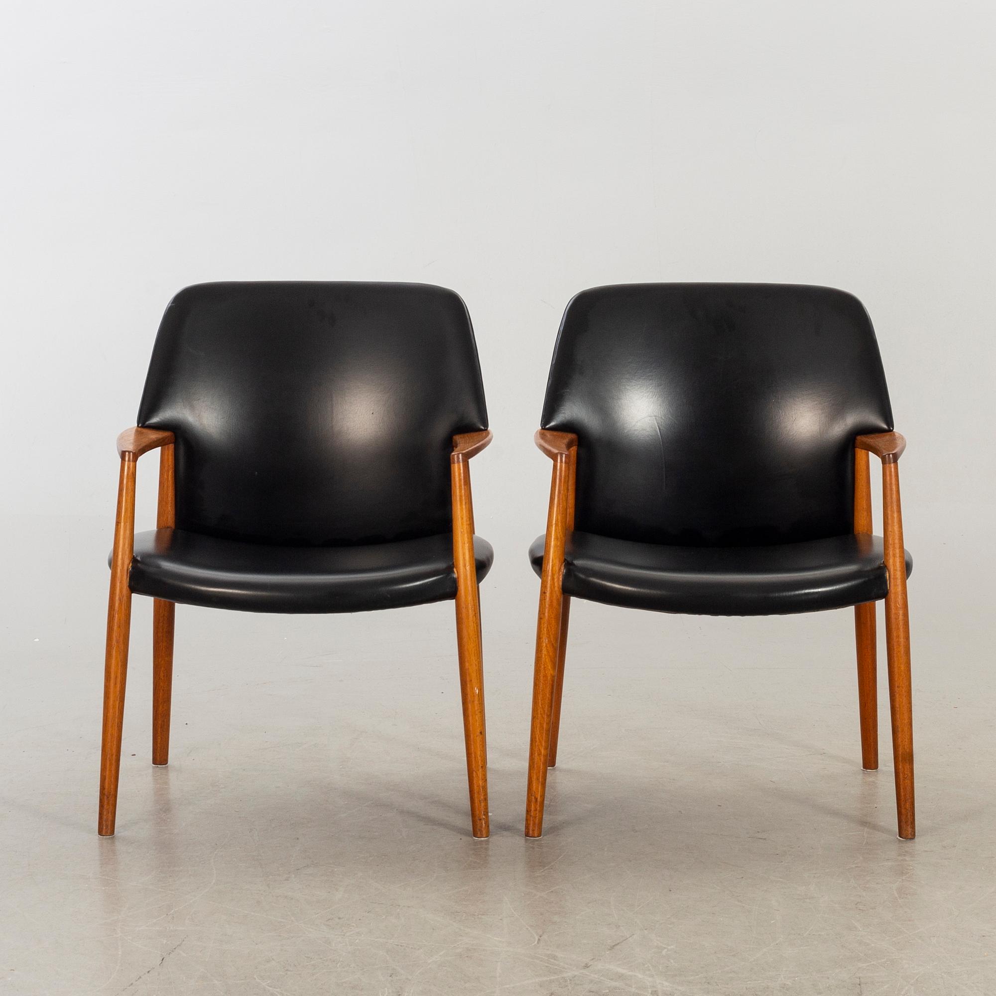 AKSEL BENDER MADSEN/EJNAR LARSEN,  karmstolar modell 6302  ett par för Fritz Hansen 1950/55.