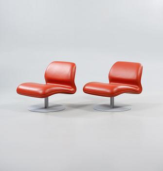 SNURRFÅTÖLJER, ett par, "Attitude", Morten Voss, Fritz Hansen, 2000-tal.