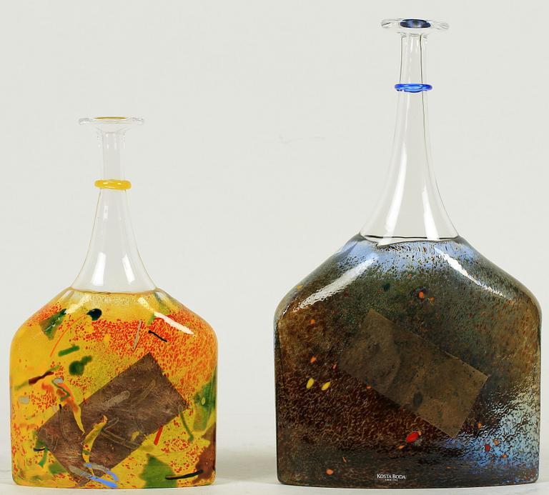 FLASKOR, 2 st, glas, Bertil Vallien, Kosta Boda, Artist Coll, sign o numr 89252 resp 89253.