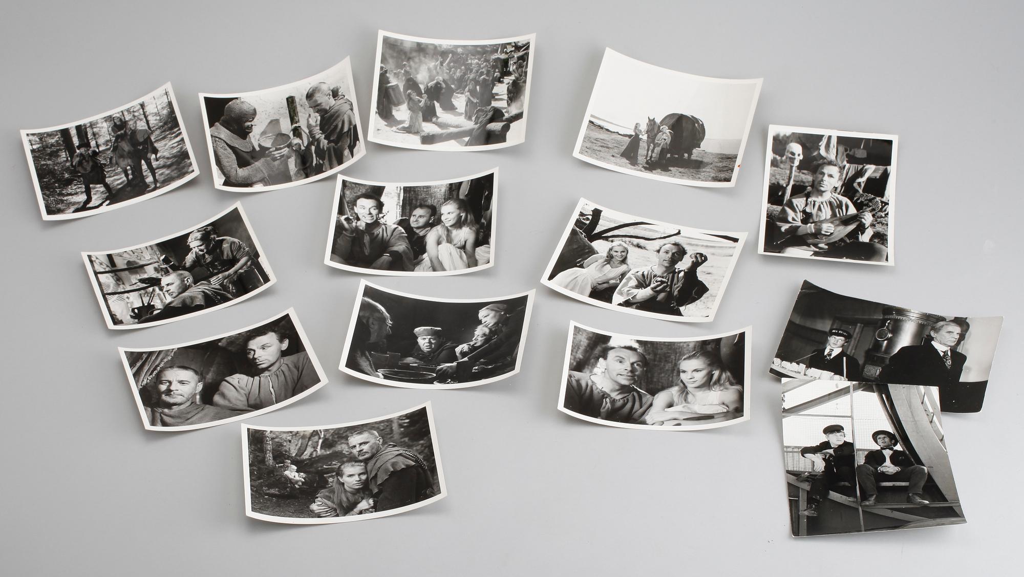 SAMLING FOTOGRAFIER, ca 100 st, 1900-talets mitt, från filminspelningar bla Sjunde Inseglet av Ingmar Bergman.