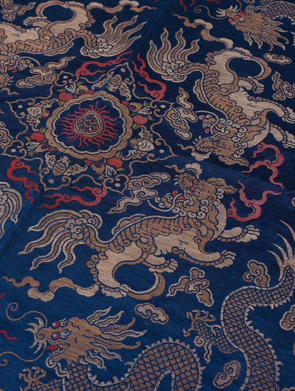 CUSHION COVER, silk. Late Qing dynasty. 92,5 x 96,5 cm.