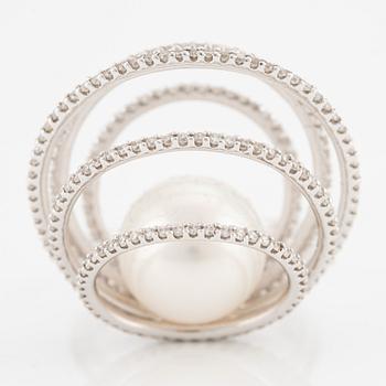 Ring in 18K white gold with a cultured pearl and round brilliant-cut diamonds.