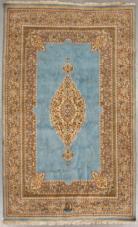 MATTA, old, Kirman, signerad, ca 295 X 182,5 cm.