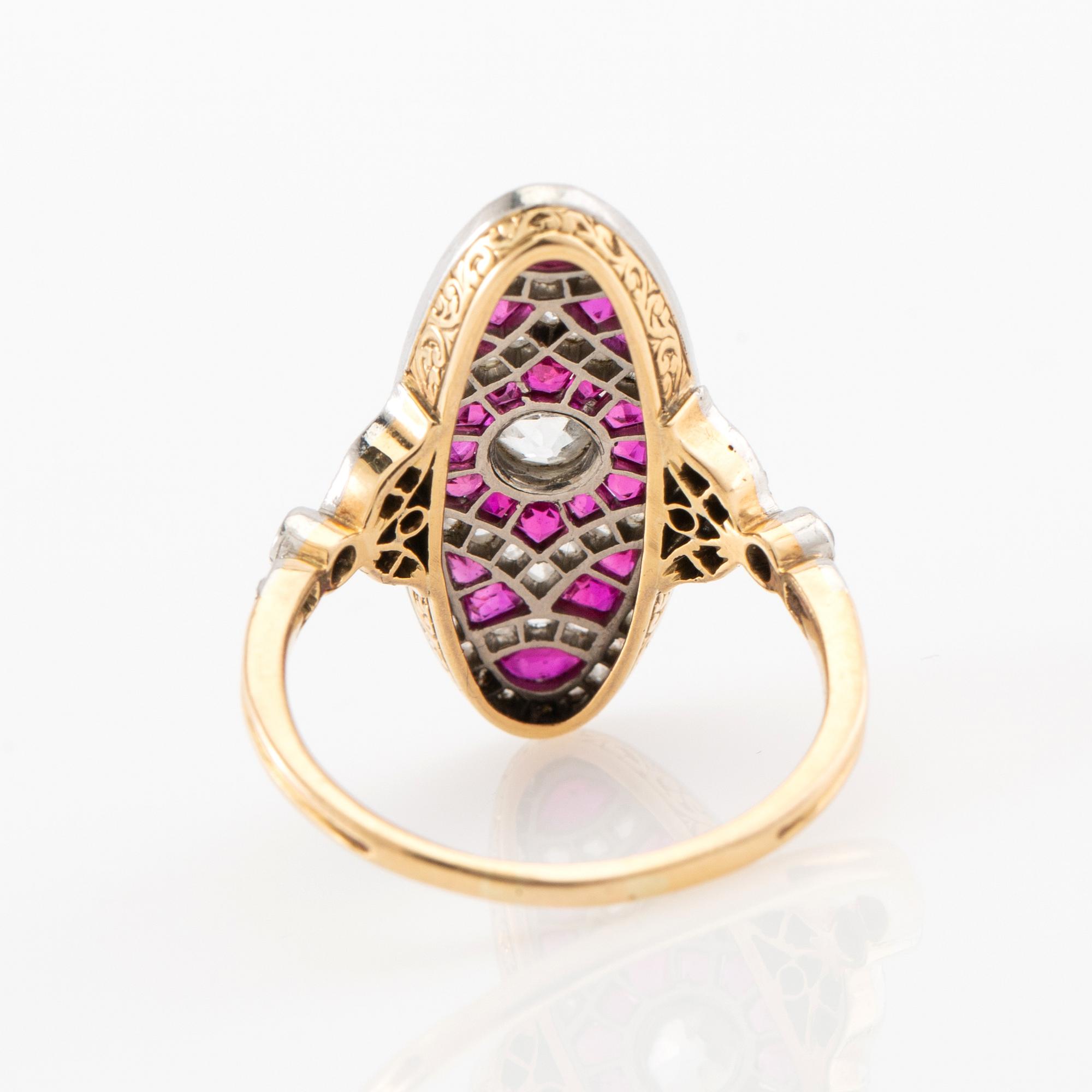 Art Deco ring of 18K gold and platinum with diamonds and synthetic rubies.