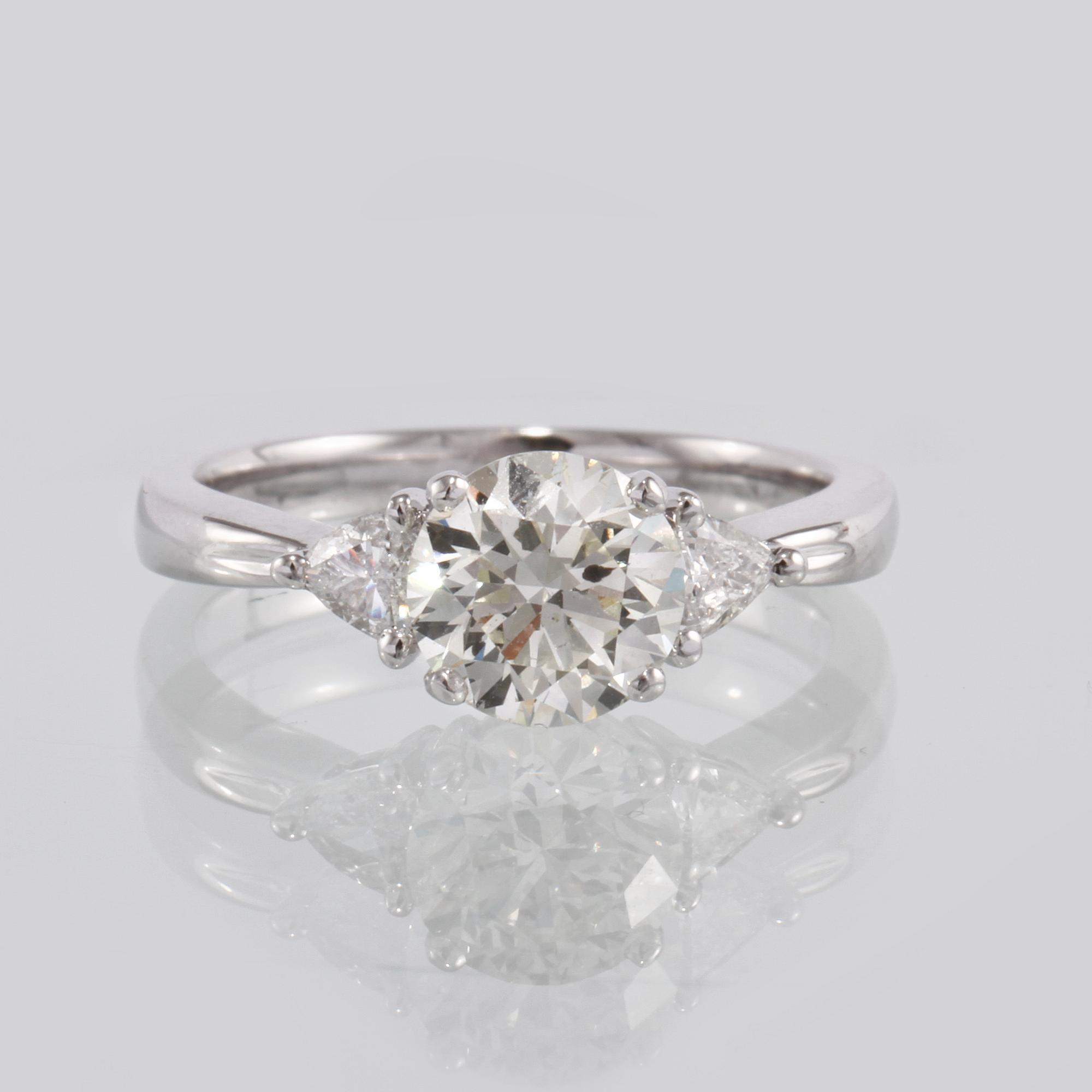 RING, 18K vitguld med 2 triangelslipade diamanter 0.22 ct samt en briljantslipad diamant 1.55 ct. Vikt 4,4 gram.