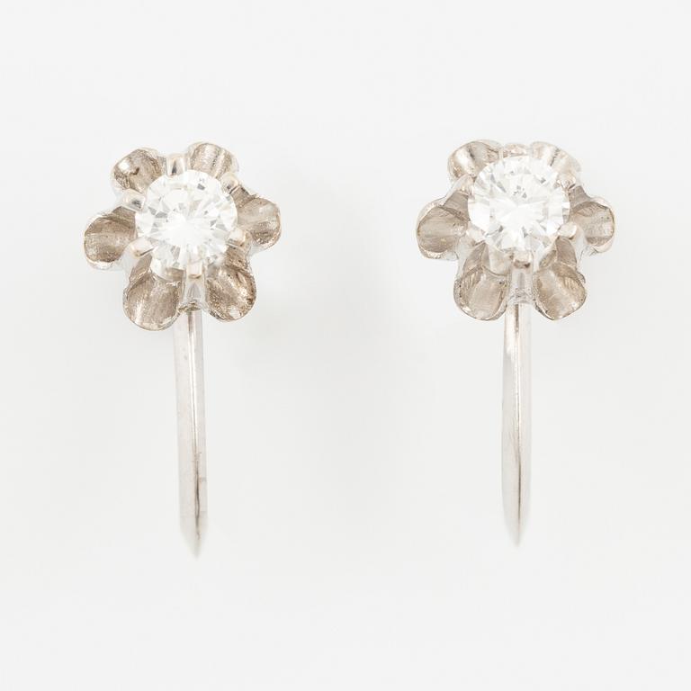 Örhängen ett par, 18K vitguld med briljantslipade diamanter.