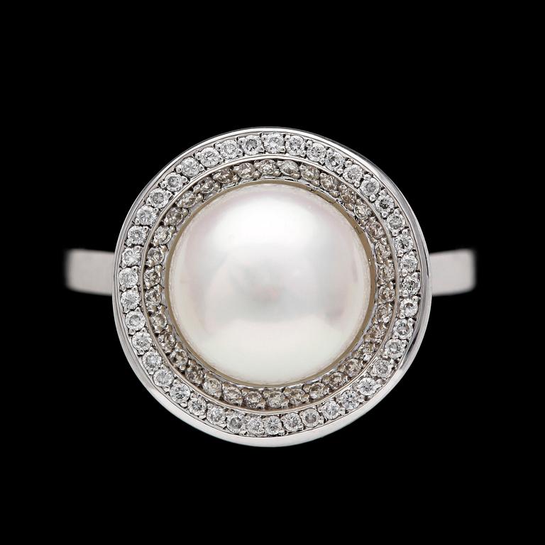 A cultured pearl and brilliant cut diamond ring, tot. app. 0.60 cts.