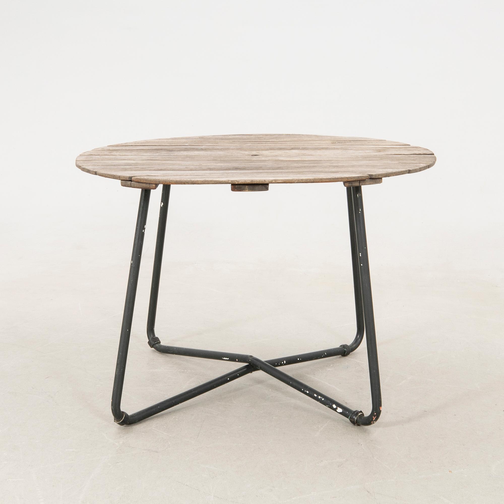 Arthur Lindqvist, Chairs "A2" 3 pcs, Grythyttan 20th century, along with accompanying table.