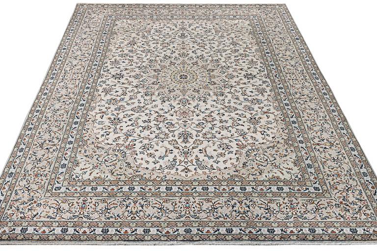 A Kashan carpet, c. 345 x 240 cm.