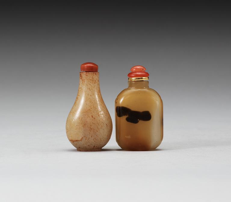 Two snuff bottles with stoppers, Qing dynasty.