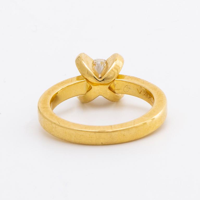 RING 18K gold w brilliant-cut diamonds, centre stoen approx 0,50 ct approx H-I VS, and smaller stones approx 0,15 ct in.