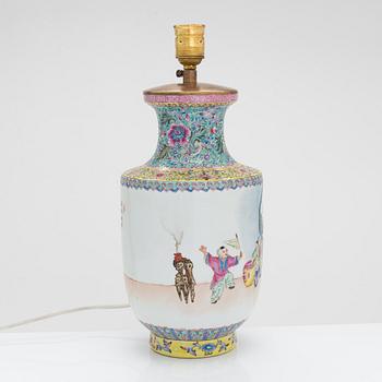 Bordslampa, porslin, Kina, republikstil 1900-tal. Med Qianlongs fyra karaktärers märke.