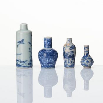 Miniatyrvaser, fyra stycken, lackask, kopp samt sked, porslin. Sen Qingdynasti.