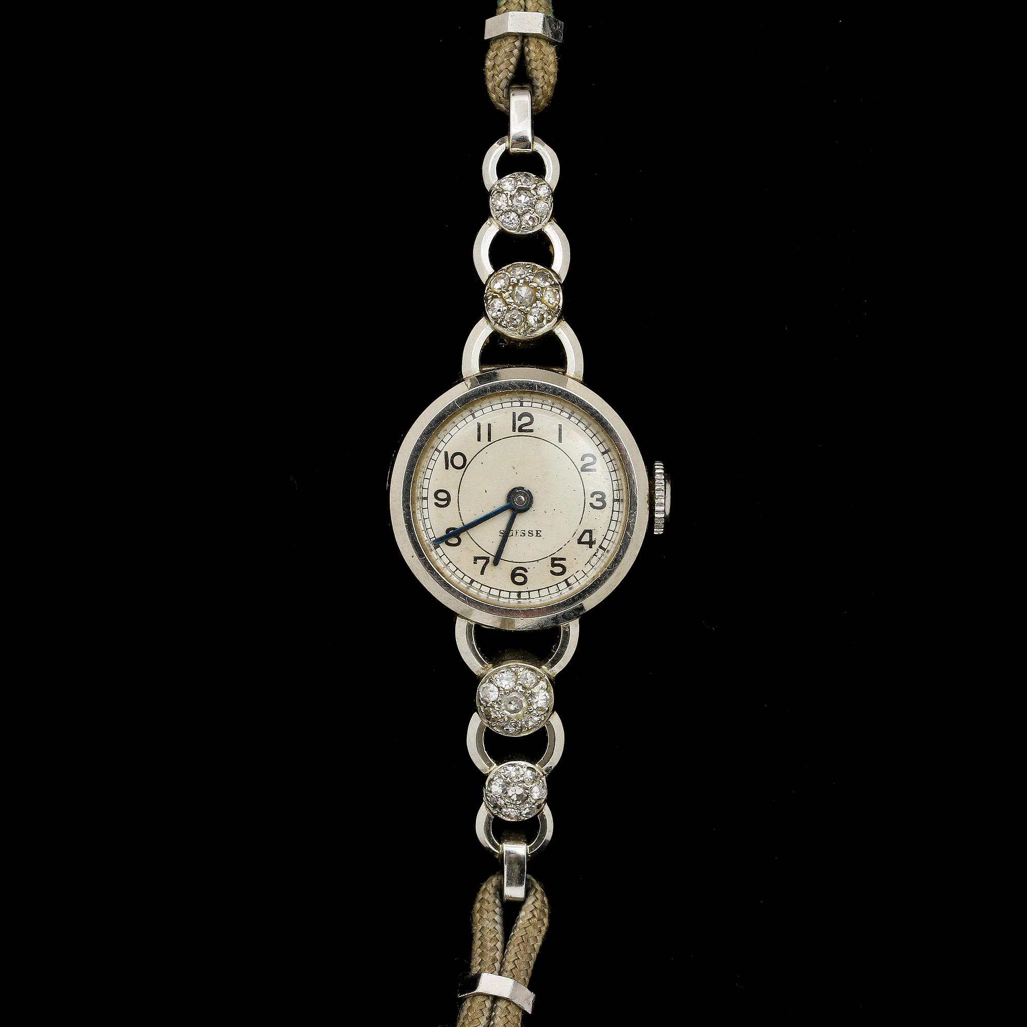 DAMARMBANDSUR, platina med 32 små diamanter, Schweiz, 1900-talets andra hälft. Vikt 10 g.