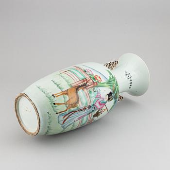 Golvvas, porslin. Kina, 1900-tal.